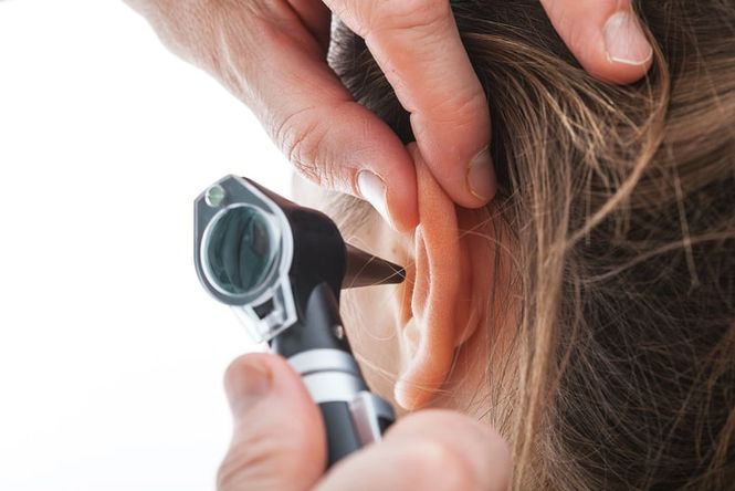 Ohrenuntersuchung bei einer jungen Frau